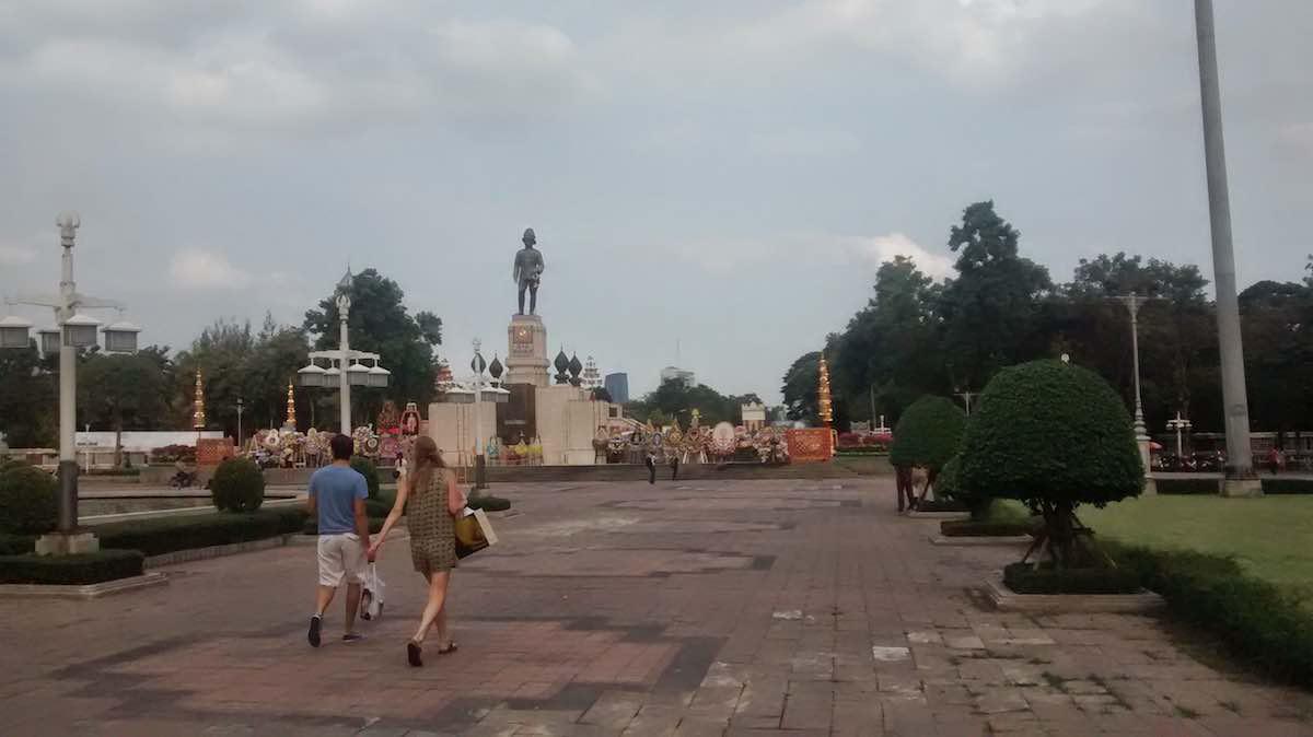 Король Рама VI у входа в парк Люмпини