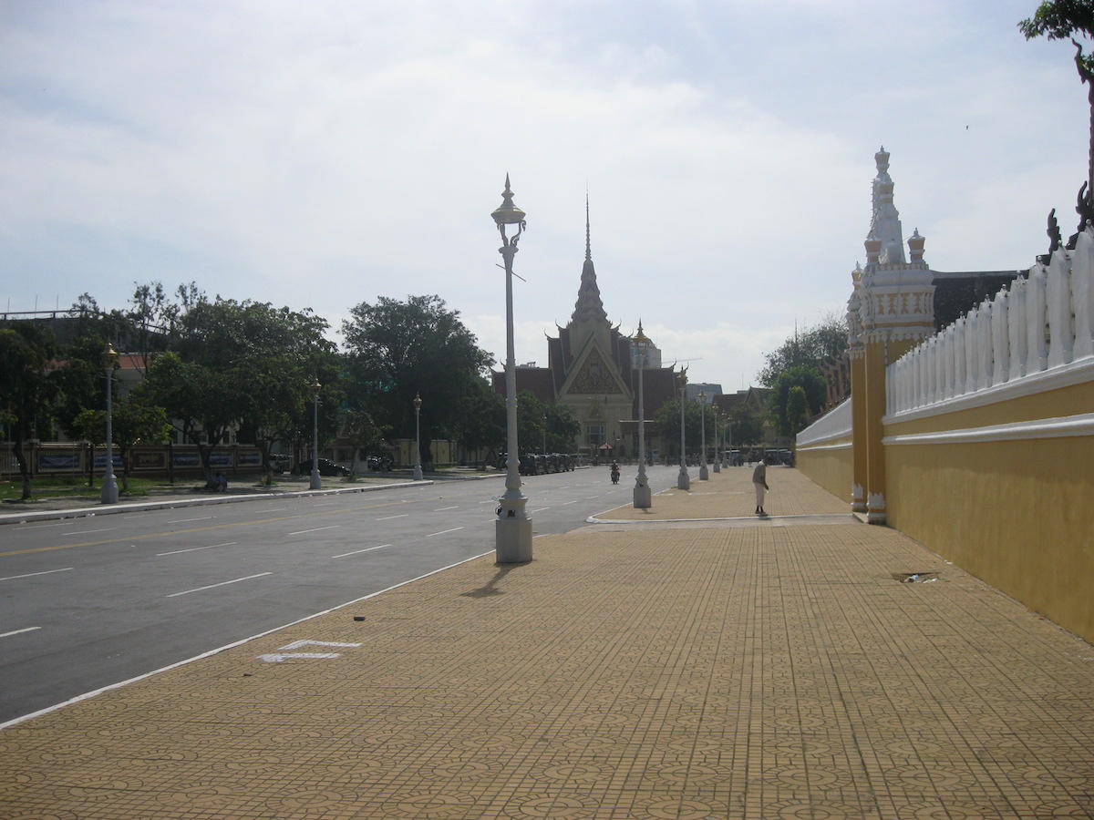 Пномпень. Королевский дворец, холм старухи Пень, ночная жизнь и тайская